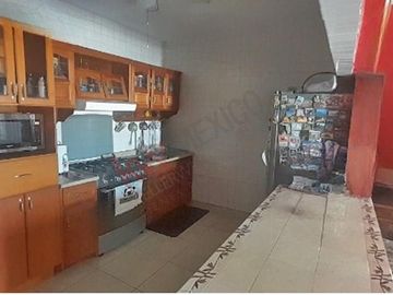 Casa sola en venta con recámara en planta baja.