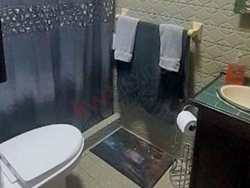 Casa sola en venta con recámara en planta baja.