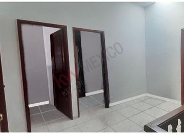 Casa sola en venta con recámara en planta baja.
