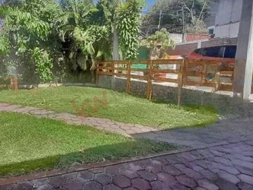 Casa sola en venta con recámara en planta baja.