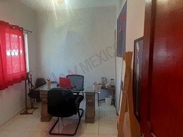 Casa sola en venta con recámara en planta baja.