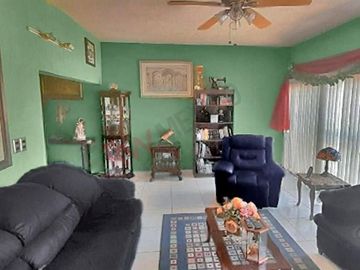 Casa sola en venta con recámara en planta baja.