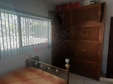 Casa sola en venta con recámara en planta baja.