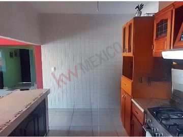 Casa sola en venta con recámara en planta baja.