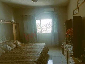 Casa sola en venta con recámara en planta baja.