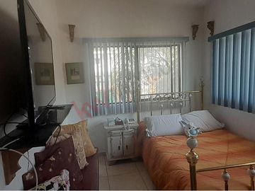 Casa sola en venta con recámara en planta baja.