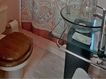Casa sola en venta con recámara en planta baja.
