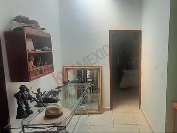 Casa sola en venta con recámara en planta baja.