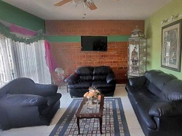 Casa sola en venta con recámara en planta baja.