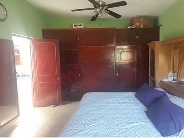 Casa sola en venta con recámara en planta baja.