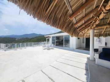 INCREIBLE PENTHOUSE CON VISTA IMPRESIONANTE A LA BAHIA DE SANTA LUCIA