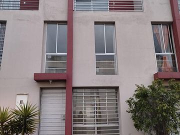 CASA EN VENTA EN CONJUNTO 