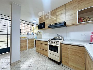 VENTA DE CASA CON UBICACION COMERCIAL ESTRATEGICA EN  MERCADO DE COVIDA - LOS OLIVOS