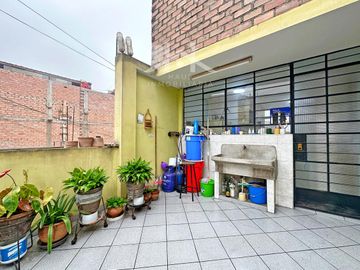 VENTA DE CASA CON UBICACION COMERCIAL ESTRATEGICA EN  MERCADO DE COVIDA - LOS OLIVOS