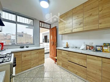 VENTA DE CASA CON UBICACION COMERCIAL ESTRATEGICA EN  MERCADO DE COVIDA - LOS OLIVOS