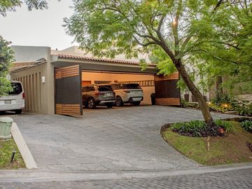 CASA EN VENTA EN FRACCIONAMIENTO LOS JALES EN ZAPOPAN CON ALBERCA Y MUY AMPLIA