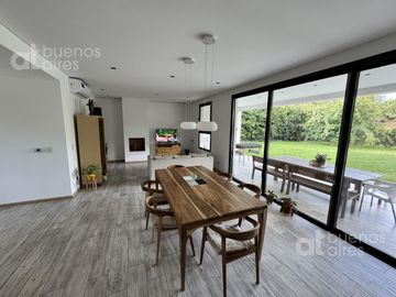 Venta, Moderna casa en Barrio los potrillos. PILAR