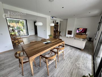 Venta, Moderna casa en Barrio los potrillos. PILAR