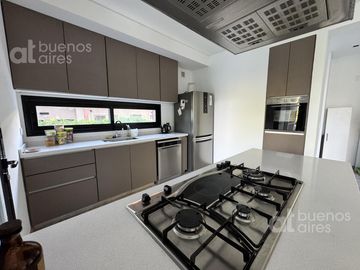 Venta, Moderna casa en Barrio los potrillos. PILAR