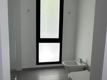 Venta, Moderna casa en Barrio los potrillos. PILAR
