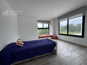 Venta, Moderna casa en Barrio los potrillos. PILAR
