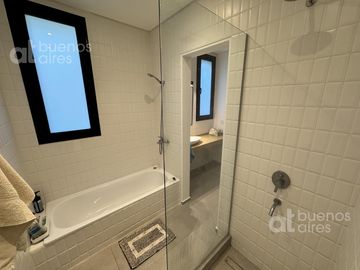 Venta, Moderna casa en Barrio los potrillos. PILAR