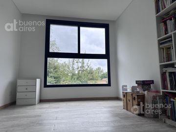 Venta, Moderna casa en Barrio los potrillos. PILAR