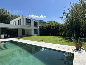 Venta, Moderna casa en Barrio los potrillos. PILAR