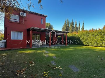 Casa en venta 3 dormitorios pileta San Agustín Villa Nueva
