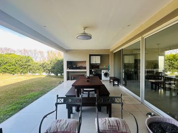 Impecable Casa 4 Ambientes con Piscina en 1 Planta - Barrio Santa Guadalupe