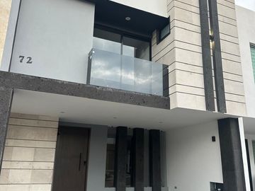 VENTA DE CASA LA ANTIGUA CEMENTERA CUATRO RECAMARAS CON BAÑO COMPLETO CADA UNA