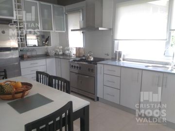 Casa en venta 6 ambientes- en Maschwitz Club-