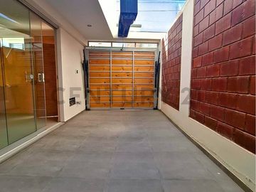 Casa amplia en venta en Urb. El Sol de Pocollay