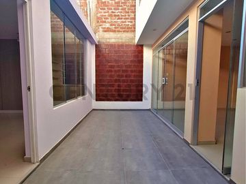 Casa amplia en venta en Urb. El Sol de Pocollay