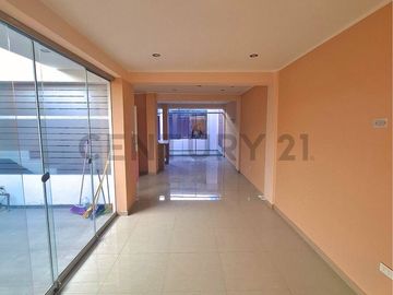 Casa amplia en venta en Urb. El Sol de Pocollay