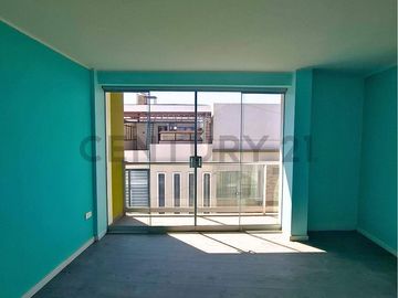 Casa amplia en venta en Urb. El Sol de Pocollay