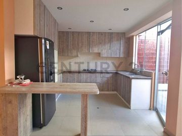 Casa amplia en venta en Urb. El Sol de Pocollay