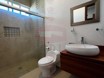 LA RIOJA CASA AMPLIA EN VENTA