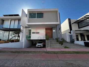 LA RIOJA CASA AMPLIA EN VENTA