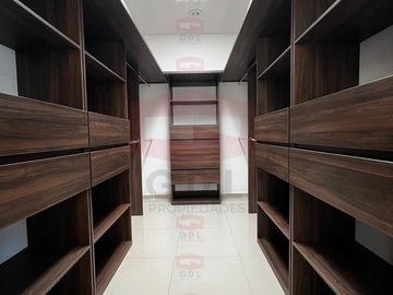 LA RIOJA CASA AMPLIA EN VENTA
