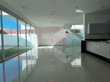 LA RIOJA CASA AMPLIA EN VENTA