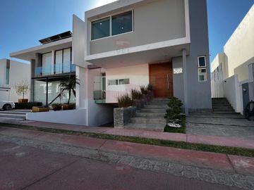LA RIOJA CASA AMPLIA EN VENTA