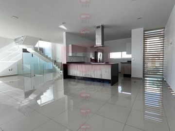 LA RIOJA CASA AMPLIA EN VENTA