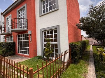 VENTA DE CASA EN FRACC. HACIENDA DE LAS FUENTES CALIMAYA