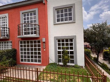 VENTA DE CASA EN FRACC. HACIENDA DE LAS FUENTES CALIMAYA