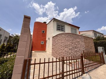 VENTA DE CASA EN FRACC. HACIENDA DE LAS FUENTES CALIMAYA