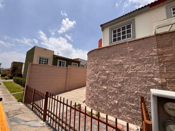 VENTA DE CASA EN FRACC. HACIENDA DE LAS FUENTES CALIMAYA