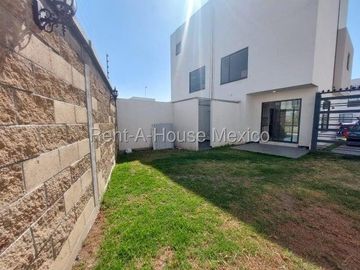 Casa en  Venta en Villas del Campo Calimaya ZG 25-3461