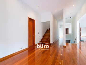 BELLA CASA EN VENTA EN LA PLANICIE CON DOS PISCINAS DISEÑADA POR EMILIO SOYER