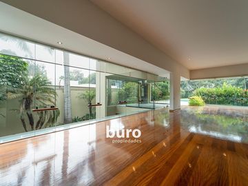 BELLA CASA EN VENTA EN LA PLANICIE CON DOS PISCINAS DISEÑADA POR EMILIO SOYER